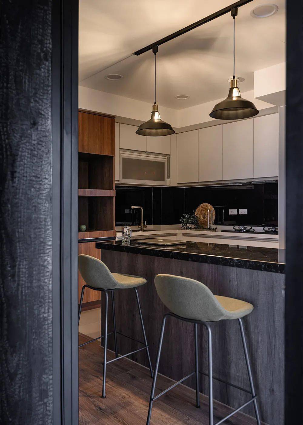 56㎡轻工业调调:雾灰 复古红砖构筑的单身生活_设计_黑色_中岛