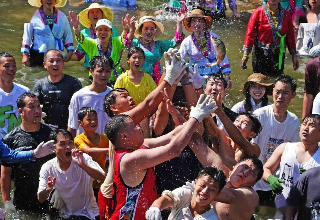 在融水,隆重程度仅次于春节的新禾节进入高潮,你参加了吗?