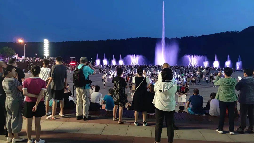探民生丨桓仁民族广场音乐喷泉成为百姓夏夜避暑清凉地