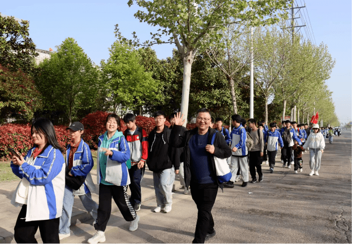 以熹微灯火点燃滚烫星河 记利辛七中最美班主任汪义洋_教学_工作_教育