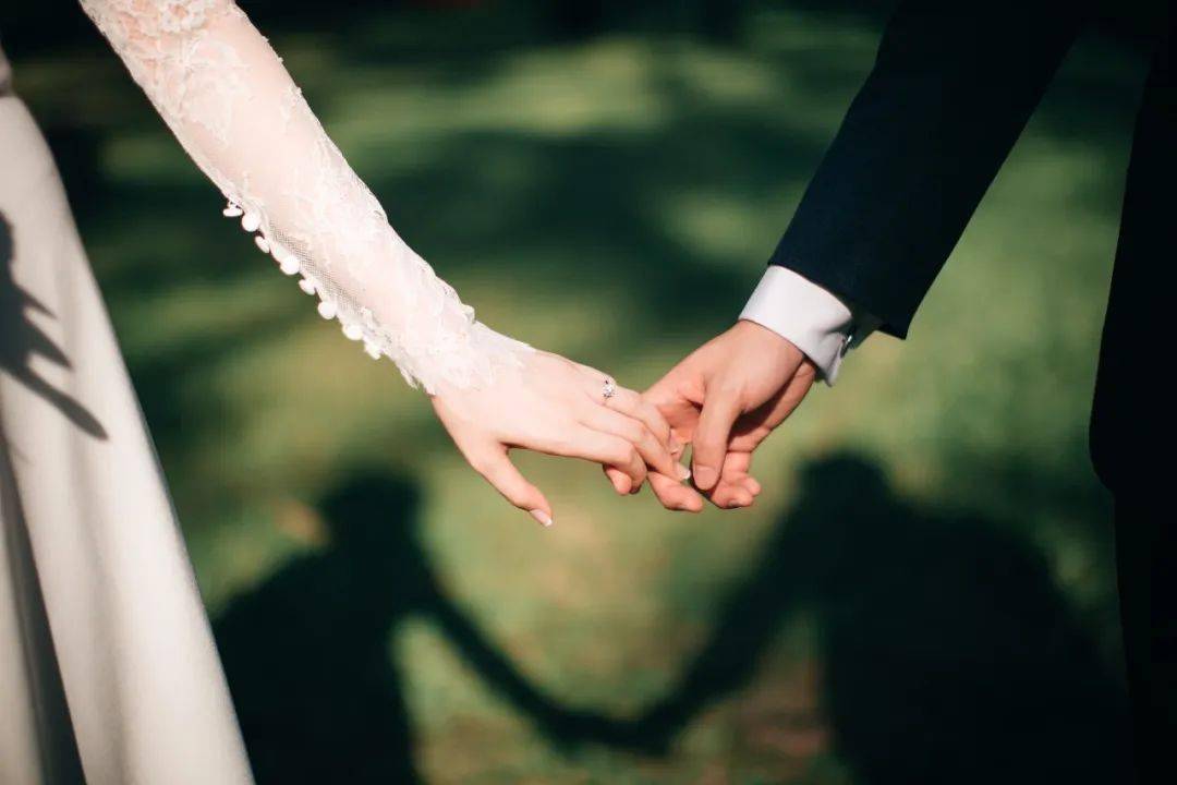对此,作者李子勋认为:我们需要理性地接纳婚姻,因为每个人对情感和