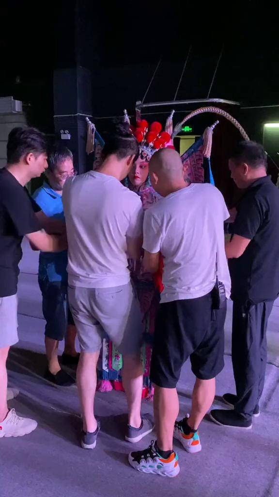 台上风光的女神周 露露 ,台下是无助的弱女子,一群大汉其上手片场花絮