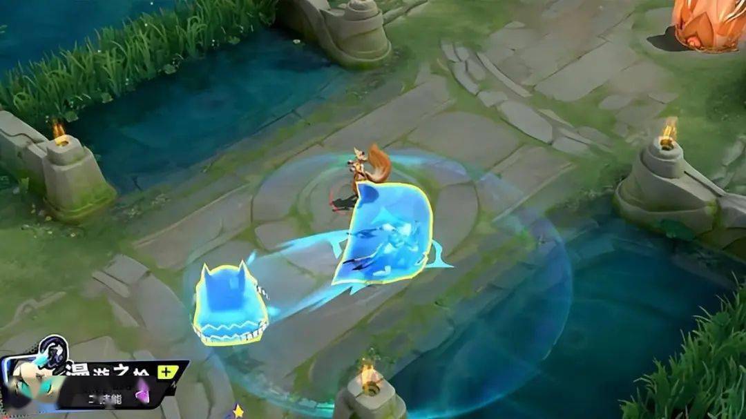 三技能向周围发射出搞怪的表情包和动感光波,狂热弹幕将其环绕.