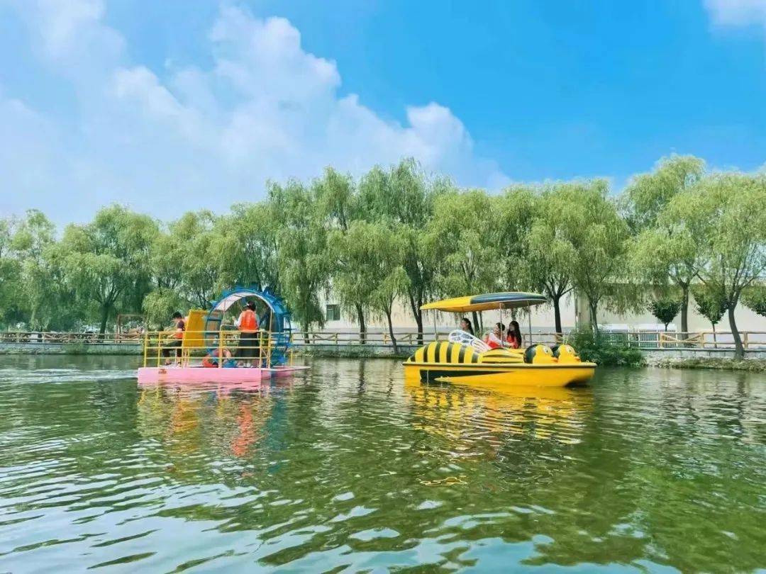 这里有梦幻的花园,甜蜜生活从嗡嗡乐园起航,做一只小蜜蜂,追逐在花的