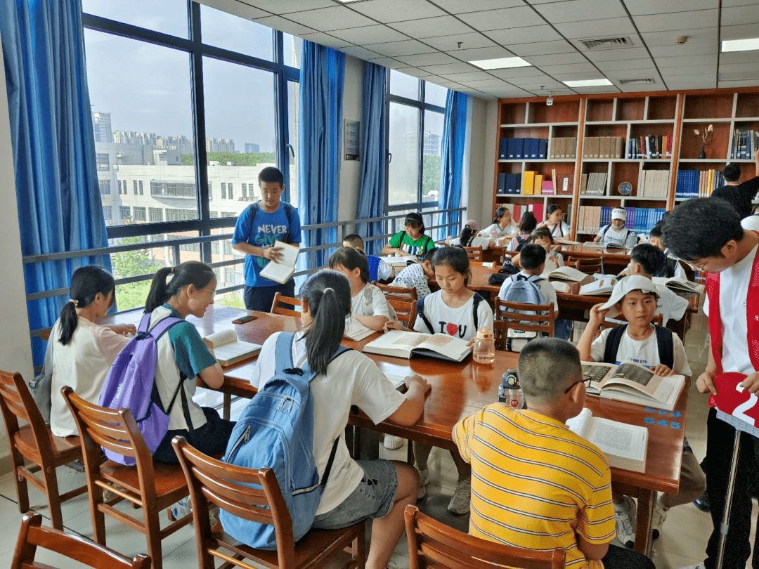 暑期有我!图书馆为读者"超长待机"中