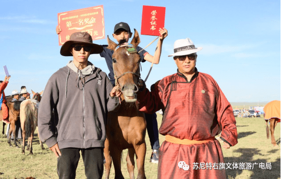 在全区第33届旅游那达慕中苏尼特右旗牧民男儿三艺比赛中获得优异成绩
