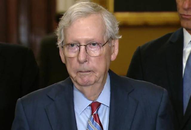 麦康奈尔新闻发布会上突然僵住:发呆19秒被同事带走 健康引担忧_讲台