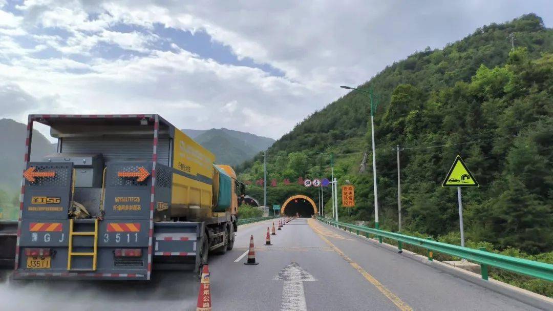西和公路段g7011十天高速精细抗滑层施工场景西和公路段辖养g7011十天