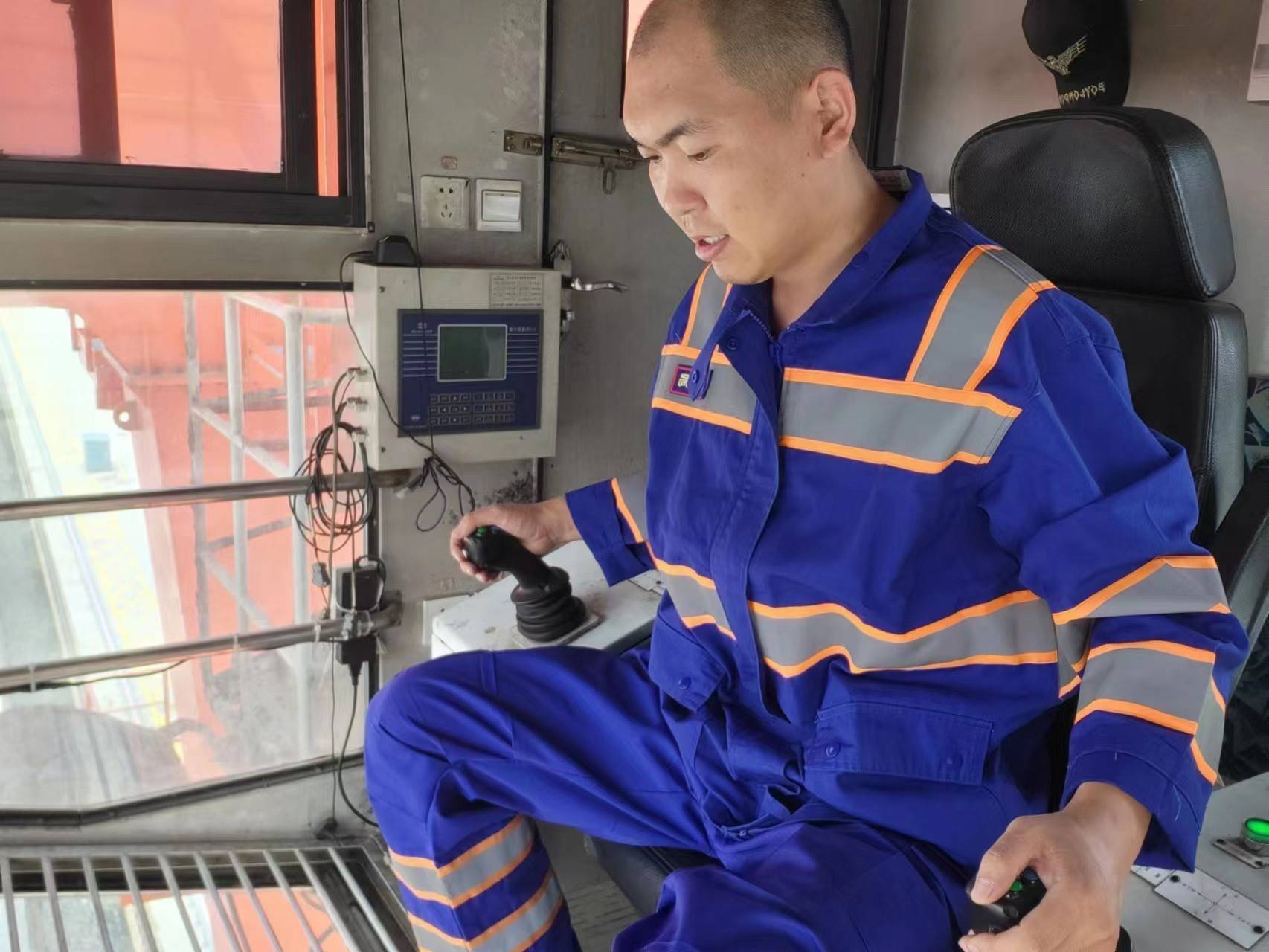龙门吊司机:在高空俯瞰"铁路运输"_聂国强_集装箱_哈尔滨