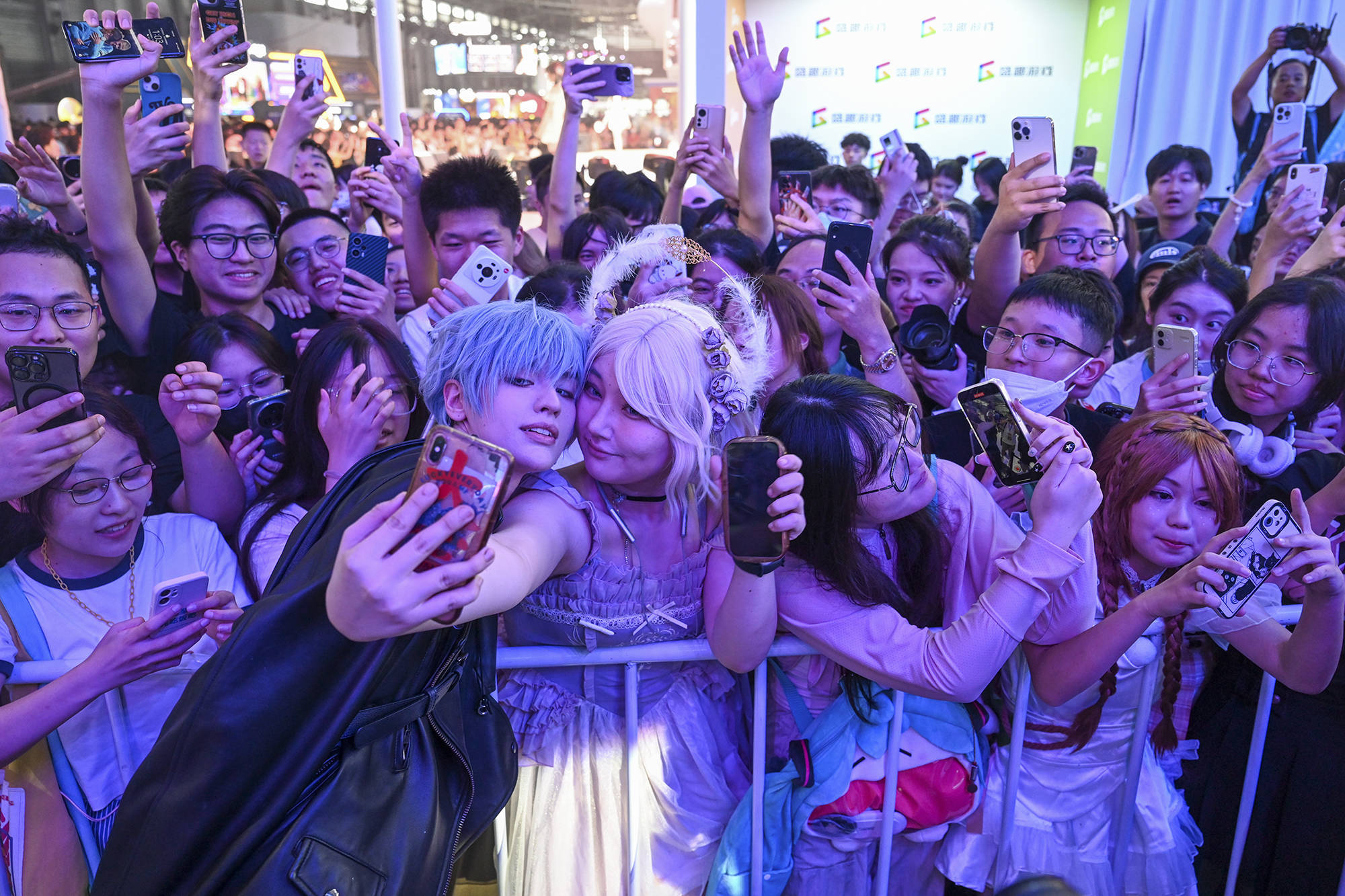 城事|chinajoy开幕,卡琳娜演绎影战士机甲cos秀_观众_互动_参展