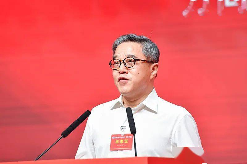 万向集团党委书记,董事长鲁伟鼎万向创立于1969年,最初是一个农机厂