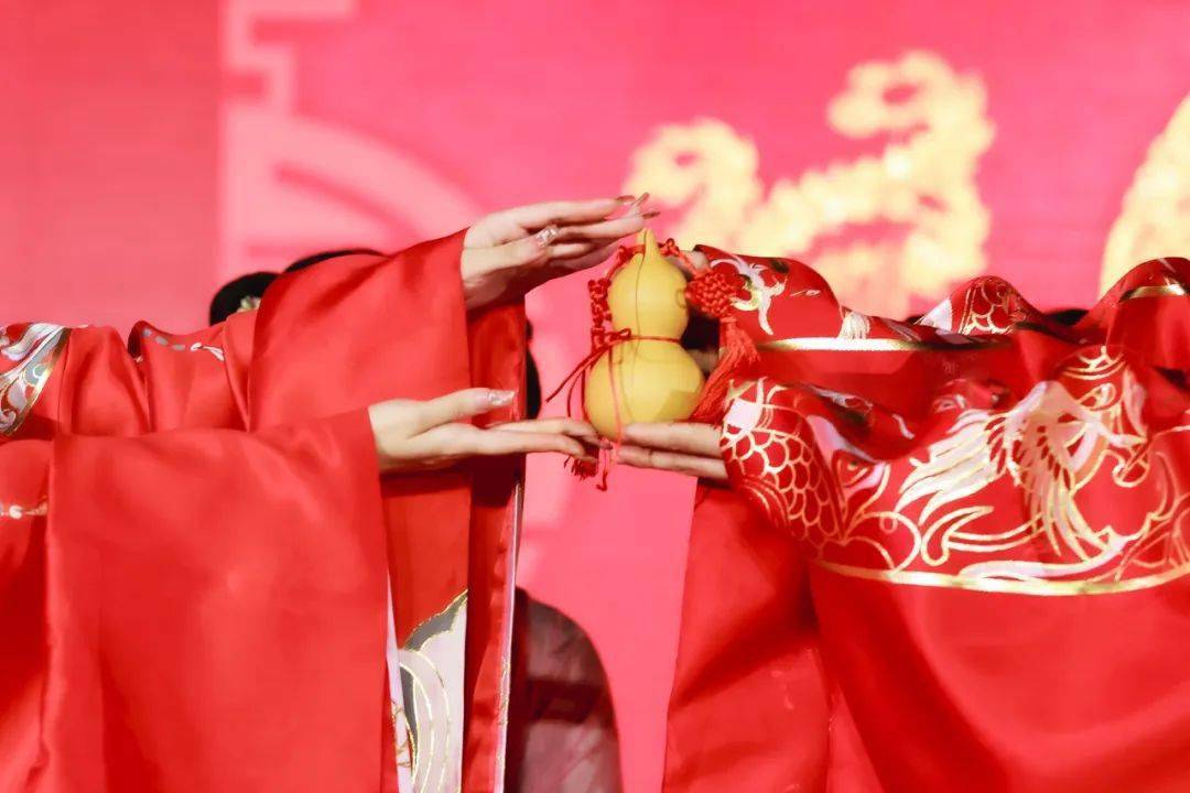 7月26日晚,一场盛大的中式婚礼秀在夫子庙天下文枢牌坊前上演.