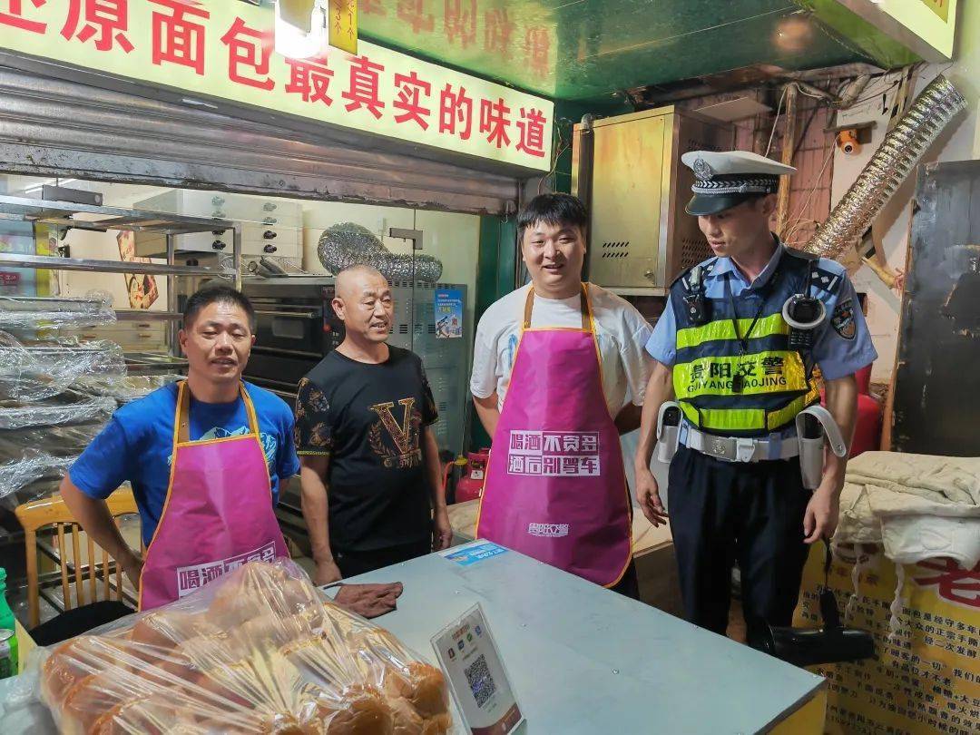 活动中,民警为商店服务员发放"拒绝酒驾"围裙,覆盖商家10余户,服务员