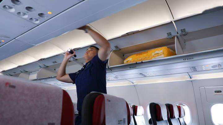 飞机上的001号"乘客":他们是"空保",也是空中安全的最后一道防线_机舱