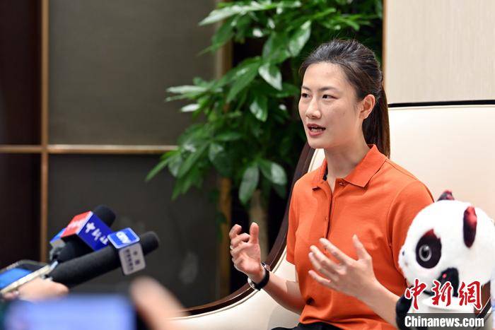 (成都大运会)丁宁"重返"赛场:体育是人与人交流的好平台_比赛_中新社