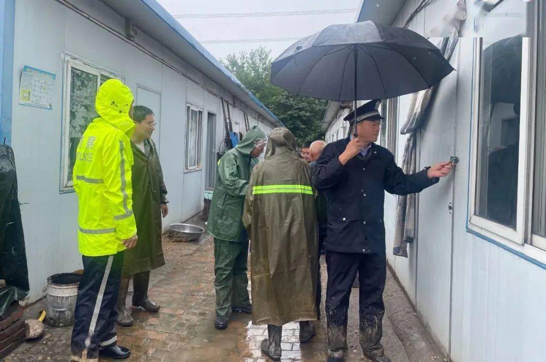 风雨中,广大干部群众迎"汛"而行,一把伞,一双雨鞋,一件雨衣,成为防汛