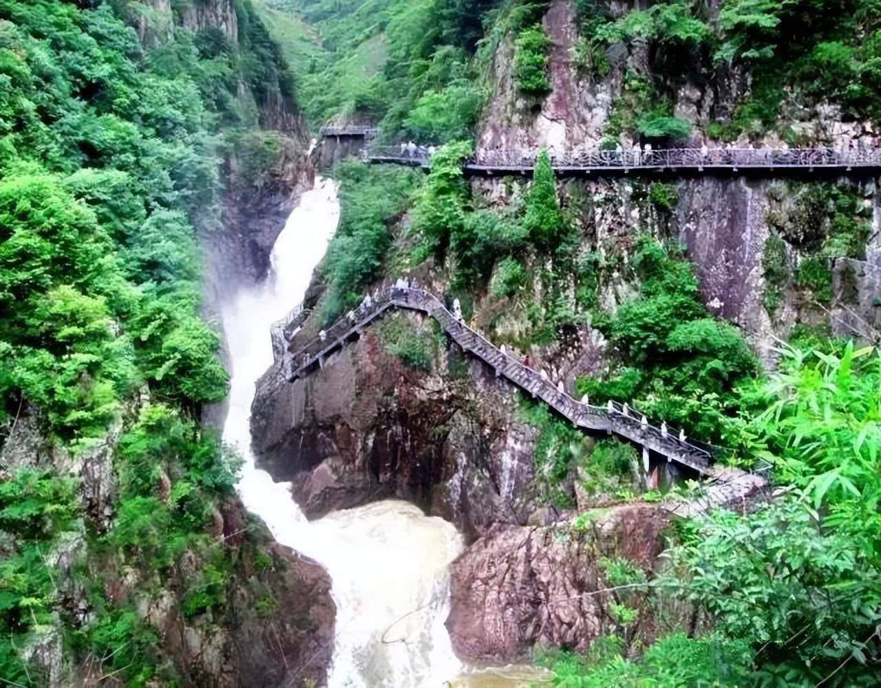 金鸡岩风景区金鸡岩风景区位于磐安县双溪乡,该景区的特色是2500多米