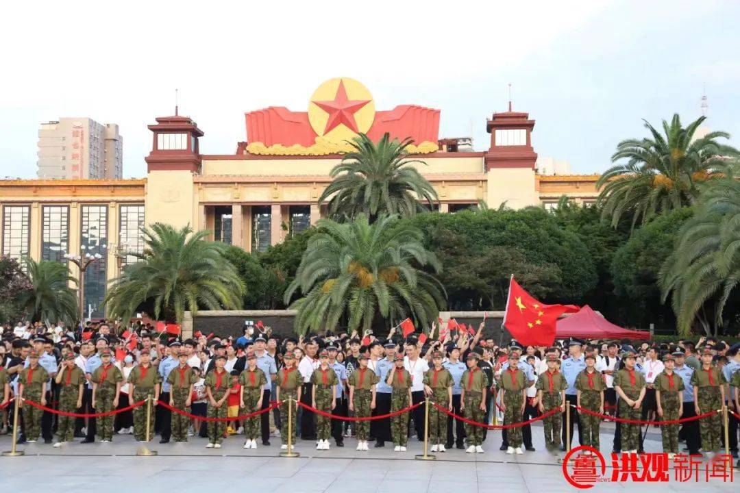 南昌八一广场举行升旗仪式_方阵_大学生_红旗