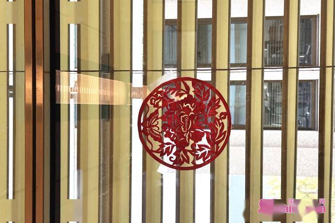 张勤和瑞士朋友一起将剪纸贴在窗户上,冰箱等家用电器上,并围坐在一起