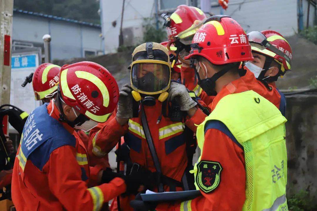 大瑞铁路一隧道因电力系统损坏7人被困，消防员4小时成功营救