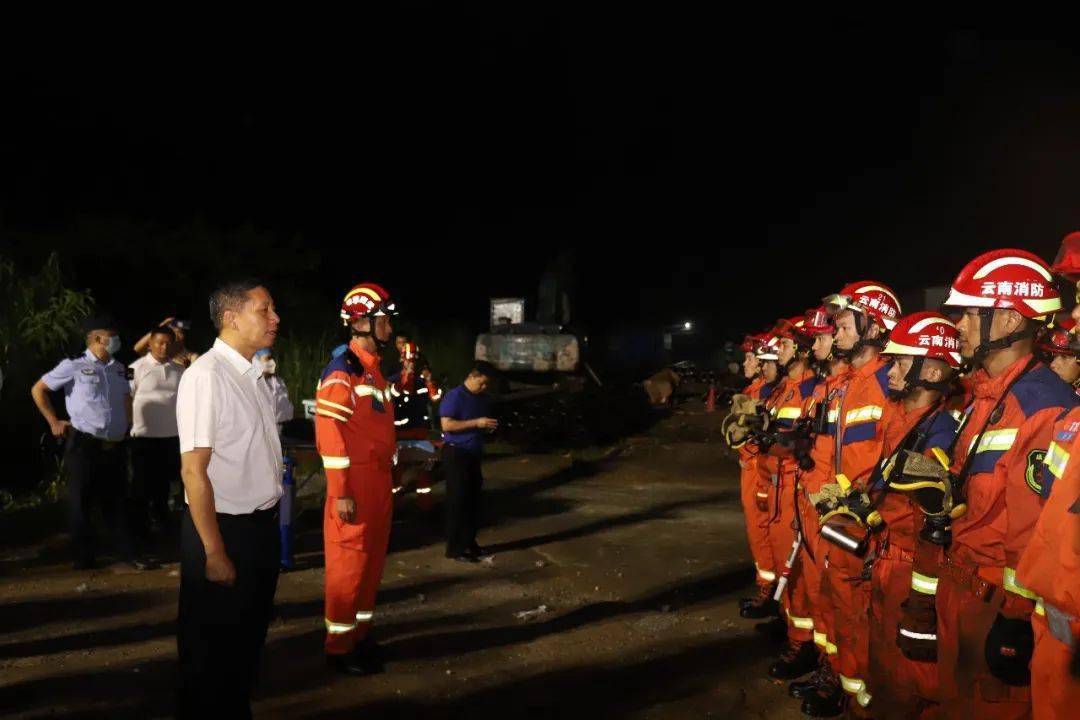 大瑞铁路一隧道因电力系统损坏7人被困，消防员4小时成功营救