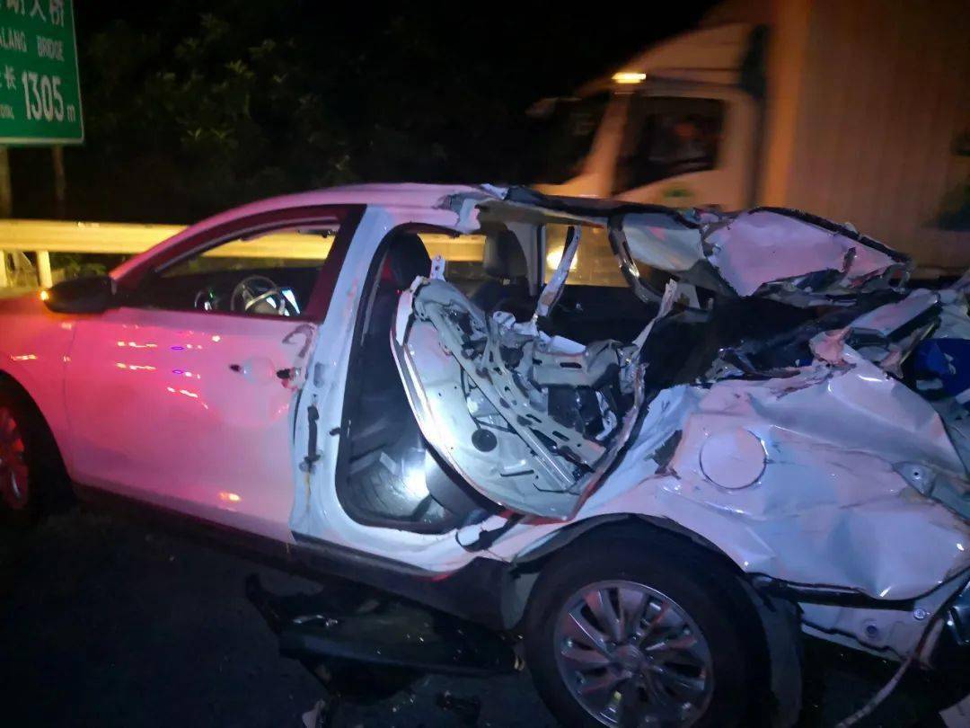 一辆从广州往云浮的顺风车在广昆高速突发车祸,2身亡1伤_货车_小车