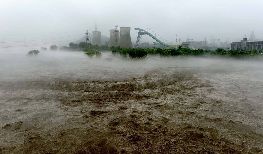 直击|永定河开闸泄洪:上游妙峰山地区洪水淹没马路房屋_北京市_卢沟