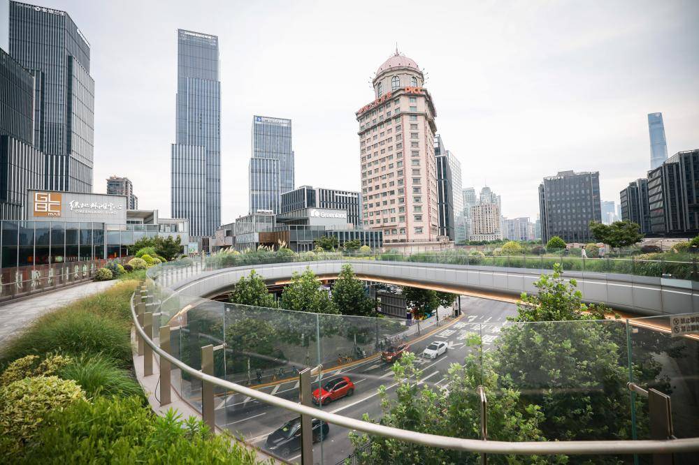 67"上海最美人行天桥"可通行了,成外滩滨江新风景,其实夜景更好看