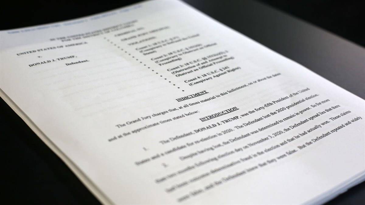 据悉,起诉书长达45页,列出了六名同谋:四名律师,一名司法部官员和一名