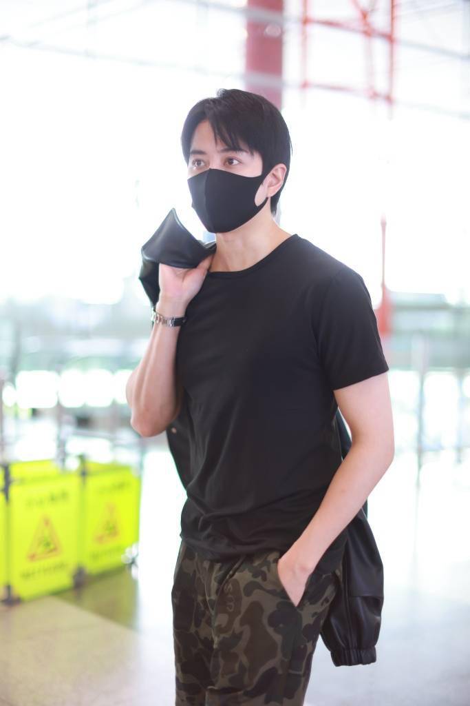 泰星mike穿皮衣现身机场化身乙游男主_儿子_maxwell_sarah