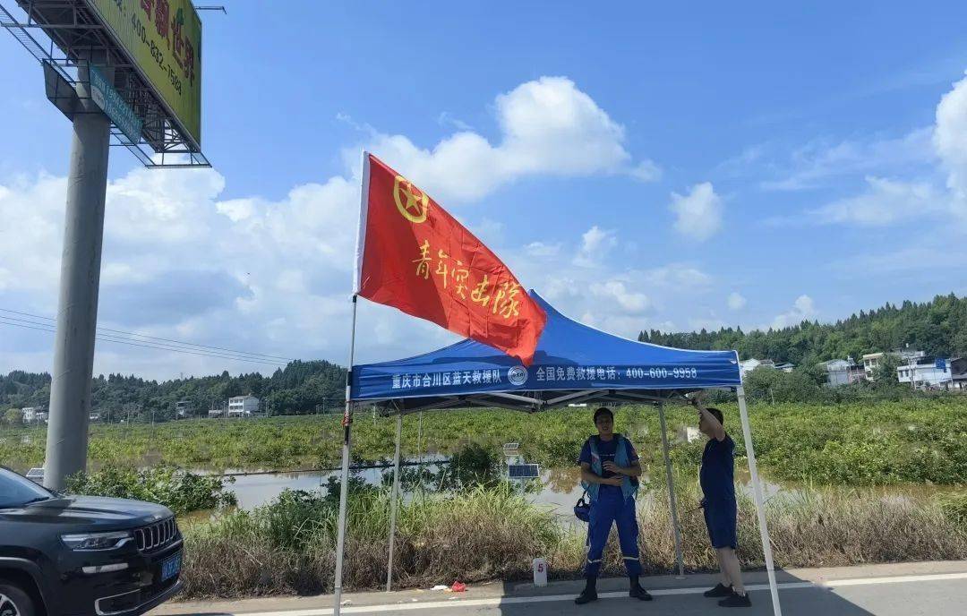 合川区蓝天救援队先后在潼南区柏梓镇,崇龛镇等地开展人员转运,街道