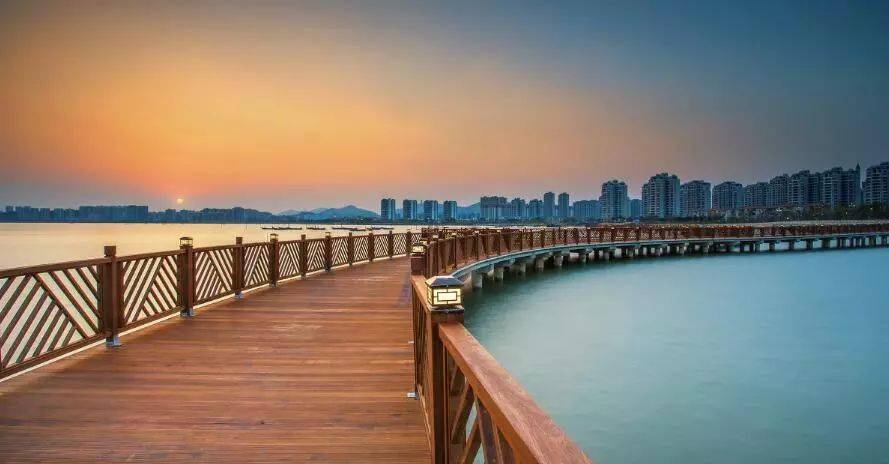 还有汕尾景观新地标--海上观澜栈道可以看美丽的【风车岛】完全不输