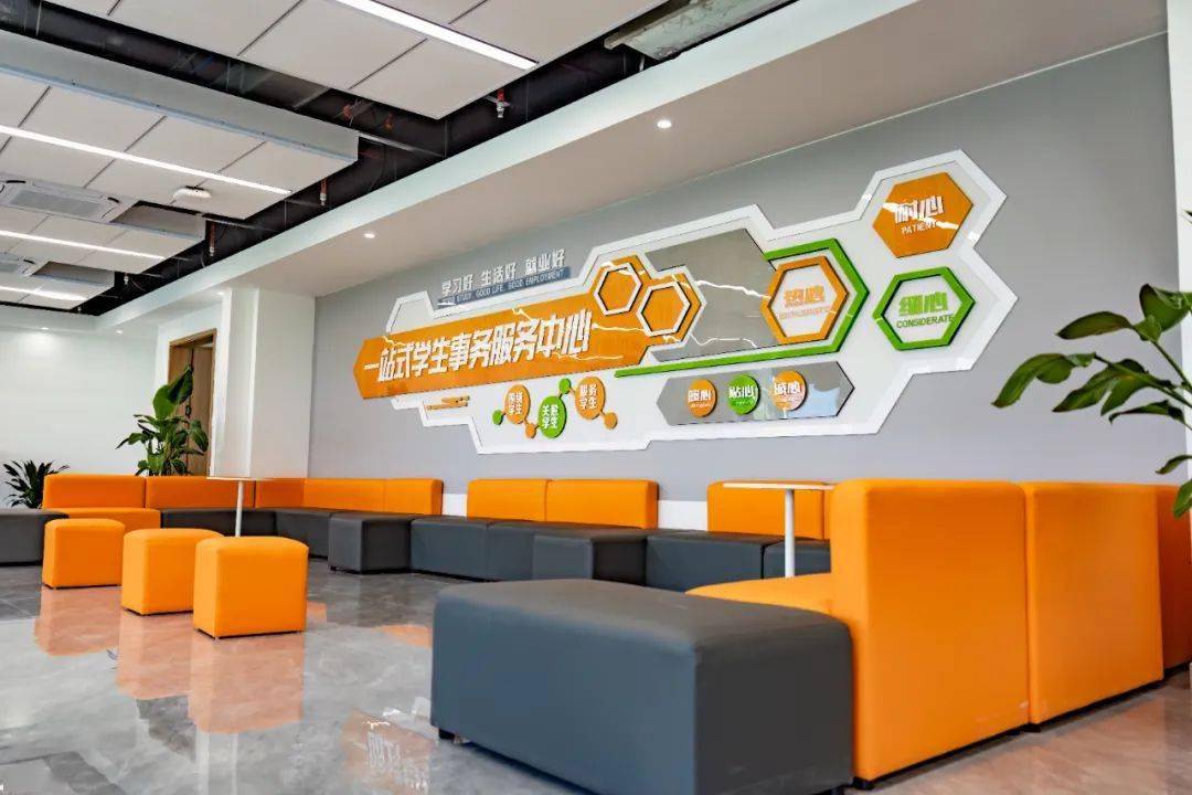 设施齐全的宿舍楼,室内体育馆,智慧岛,千人大剧院,学生一站式服务中心