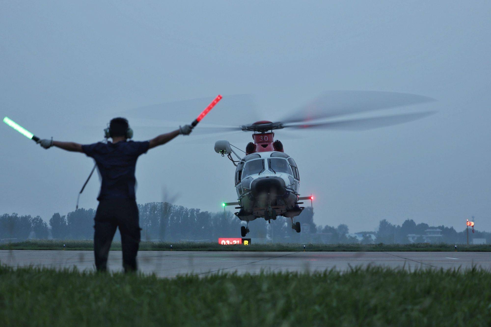 涿州,天气渐渐昏暗后,救援直升机完成了当日的任务后降落在机场