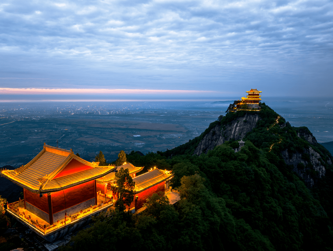 景区内的每一处精彩在山顶留下祈福的丝带再吃上一根终南山·南五台的