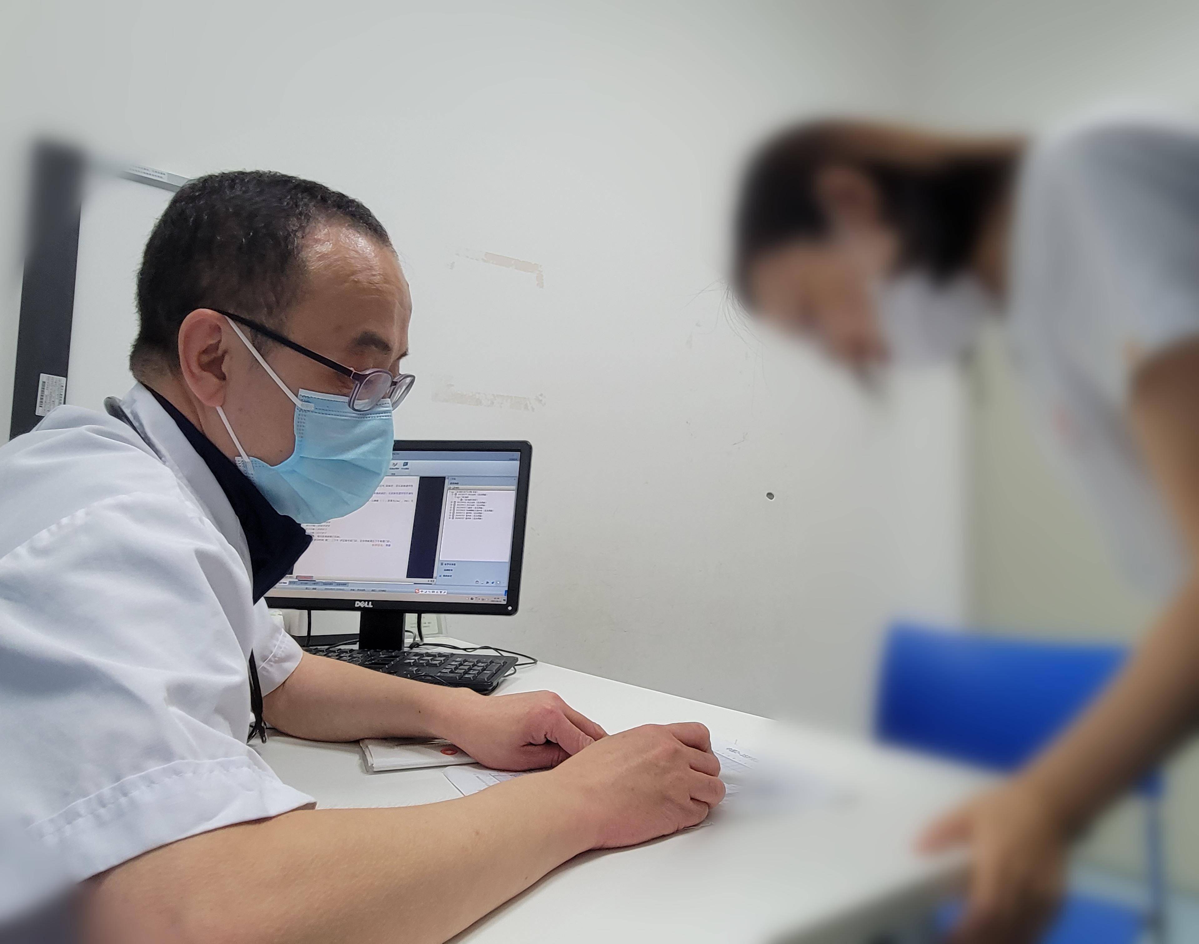 时针指向16时30分,上海市儿童医院内分泌科副主任医师郭盛准时上岗
