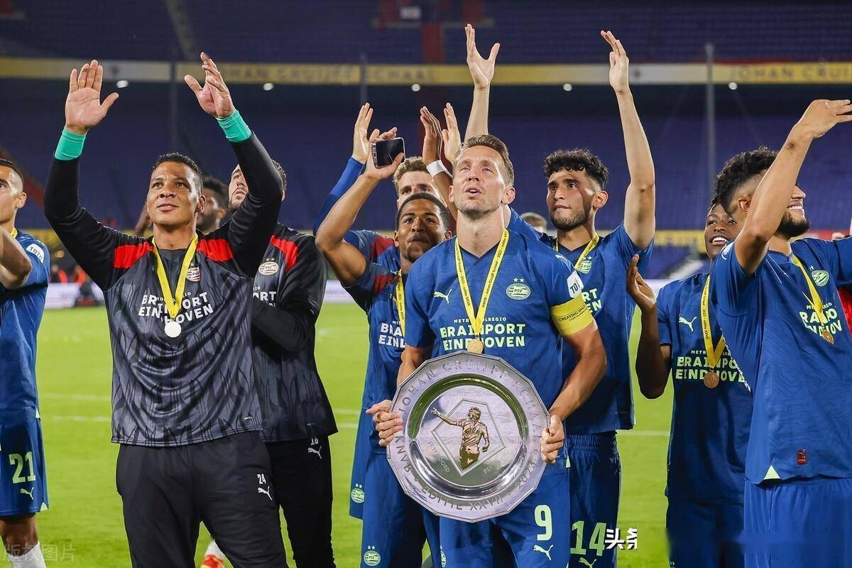 2023赛季荷兰超级杯颁奖仪式:埃因霍温获得冠军当_决赛_鹿特丹_时间