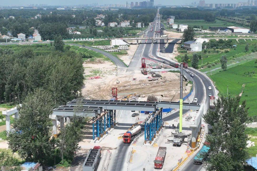 六公司阳新高速一标项目部跨国道g310分离式立交桥主跨钢箱梁顺利吊装