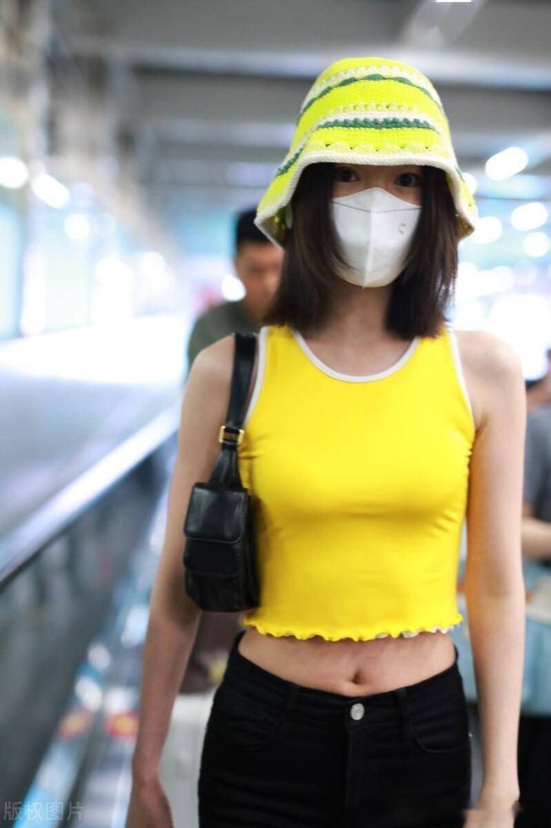 毛晓彤现身北京机场,身着黄色露脐背心青春时尚
