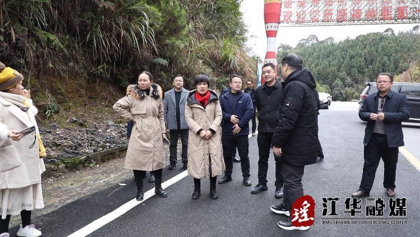 永州市人大常委会副主任龙飞凤带队到江华调研跨区域民族地区县乡公路