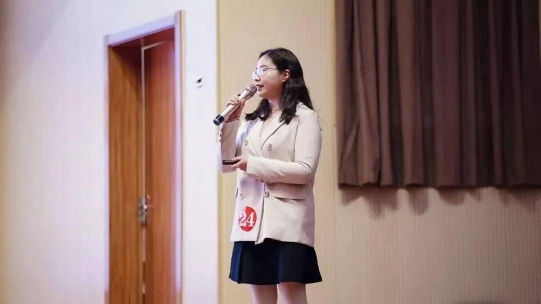 没有它,一切变成黑暗……在与学生相处时,张雯雯老师总是捧出一颗心