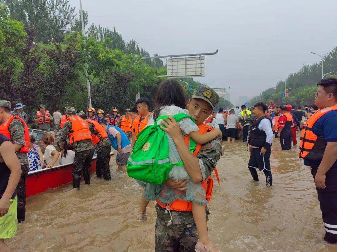 《温暖的怀抱》河北总队官兵紧紧抱住洪水中受困儿童,梁学敏摄《一