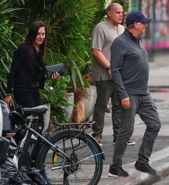 盖茨惊现贝佐斯的豪华游艇,60岁女友在场他却听邓文迪热聊…_保拉·