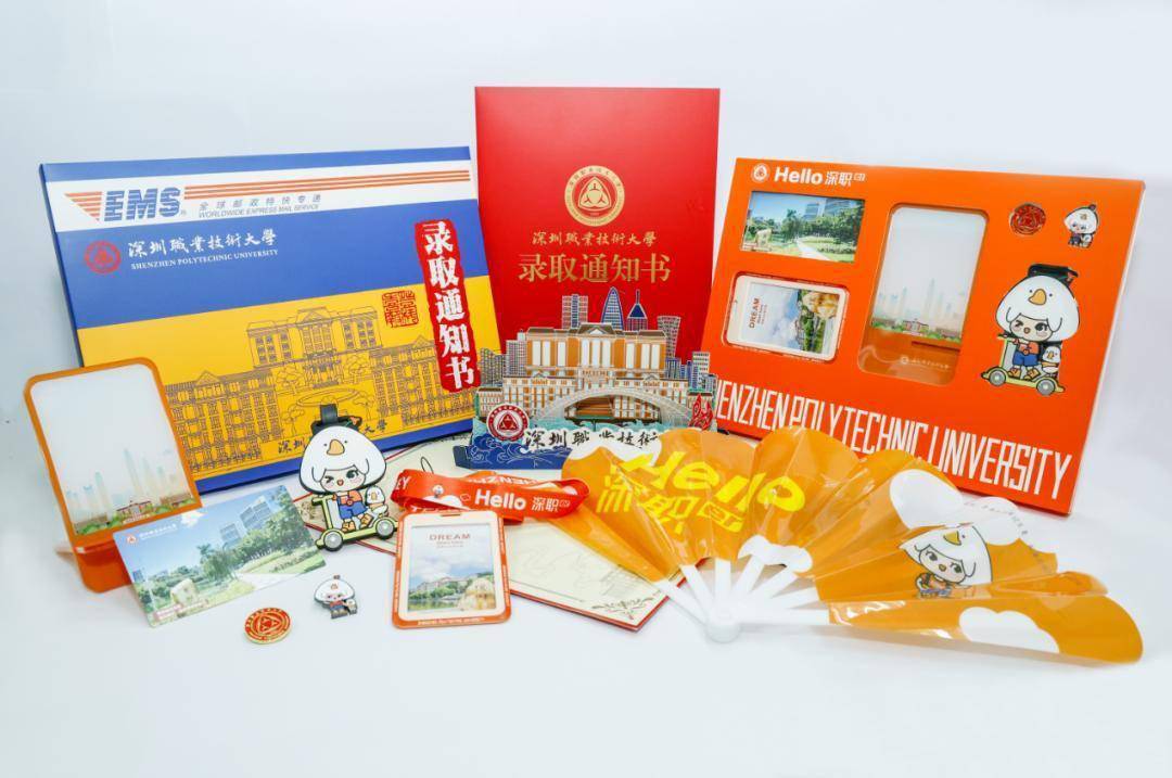其中,徽章是深圳职业技术大学的大明星"深小知"和"深小鹅".