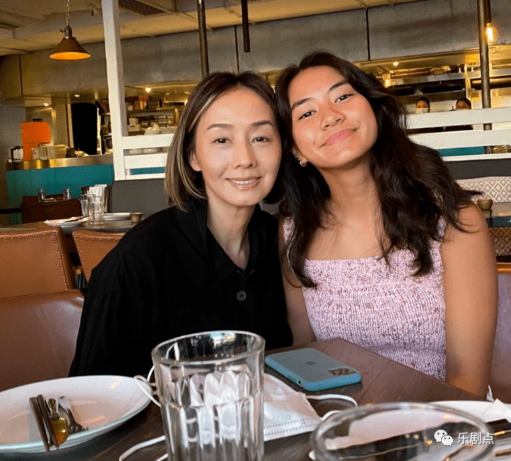 张国荣前任毛舜筠一家团聚!