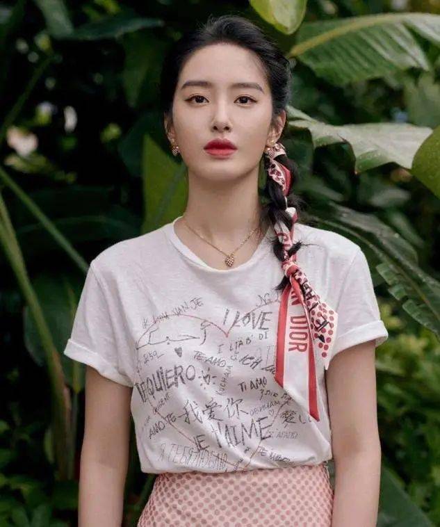 丝巾也可以作为一件防晒单品,像杨采钰一样包头进行点缀,丝巾的下摆在