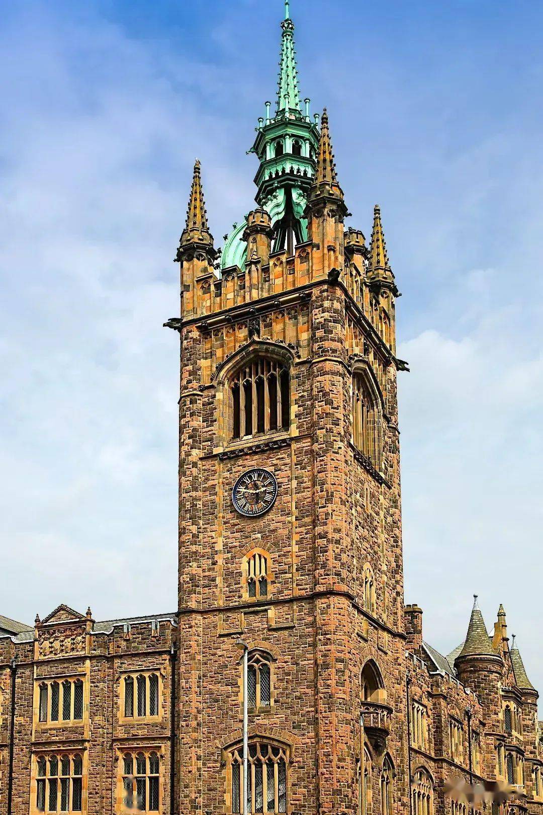 街的欧洲饭店,是一座华丽高雅的四角塔楼建筑14塔楼前的雕像"亨利