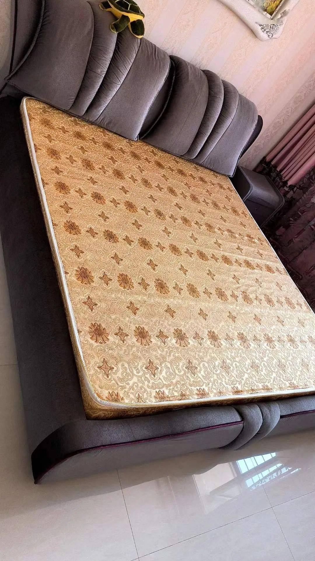 标题:床 床垫 床头柜 (1个) 全套区域:稀土大街曹钦小区电梯楼详细