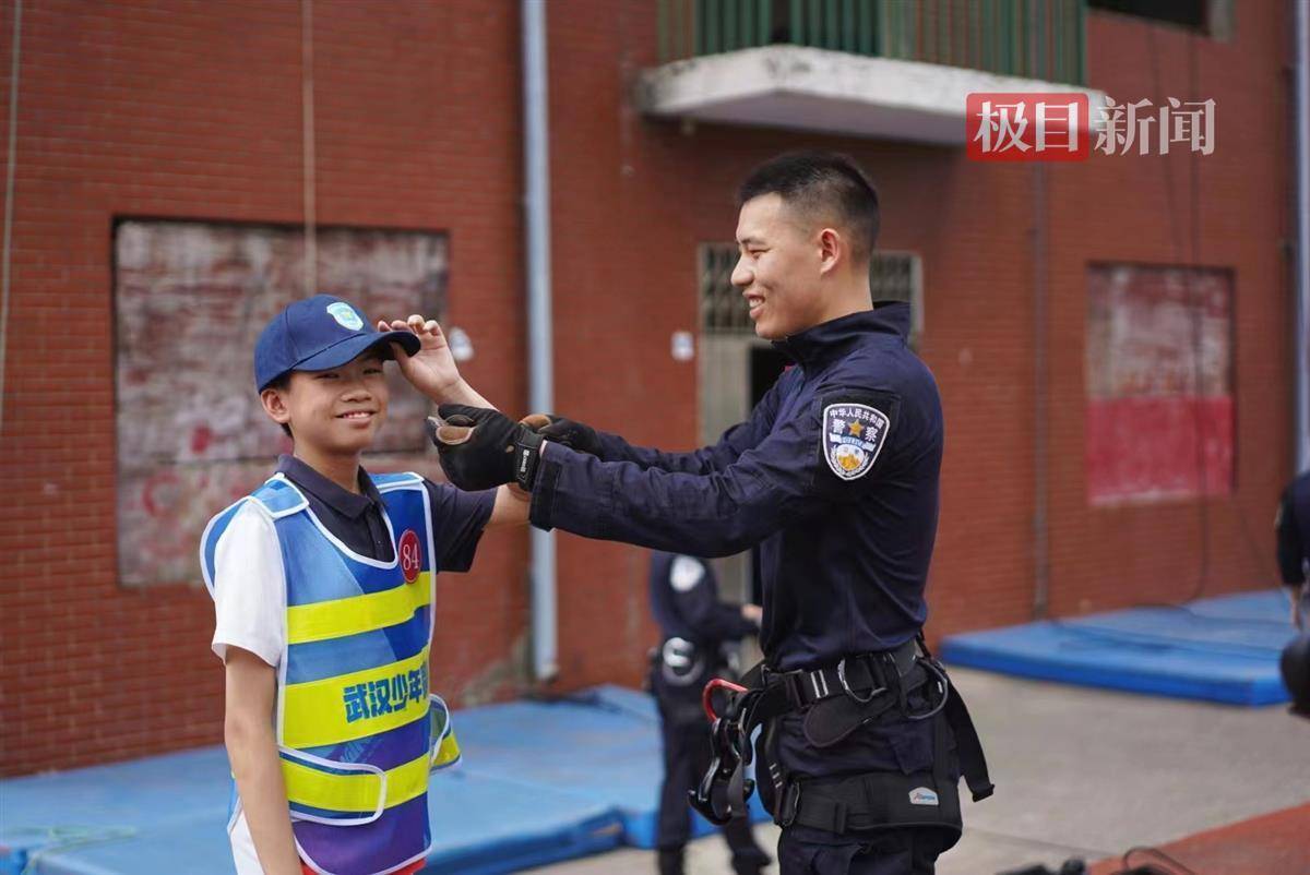 武汉少年警队探秘特警警营!_少警_模拟_叔叔