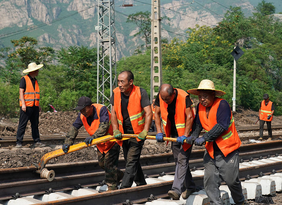 直击|奋力抢修71小时,丰沙铁路恢复通车